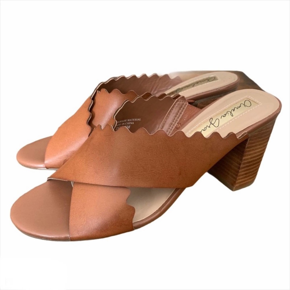 Amelia Grace Womens Zoe Y2K Block Heels Size 8 Camel Scalloped Strap